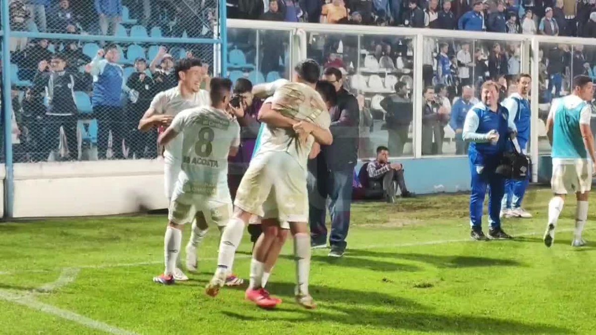 ESCENA DE LOCOS EN TUCUMÁN: Coronel se retiraba lesionado y Laméndola, jugador que entró por él, marcó el 3-2 sobre la hora de Atlético Tucumán contra Instituto en el #TorneoApertura.