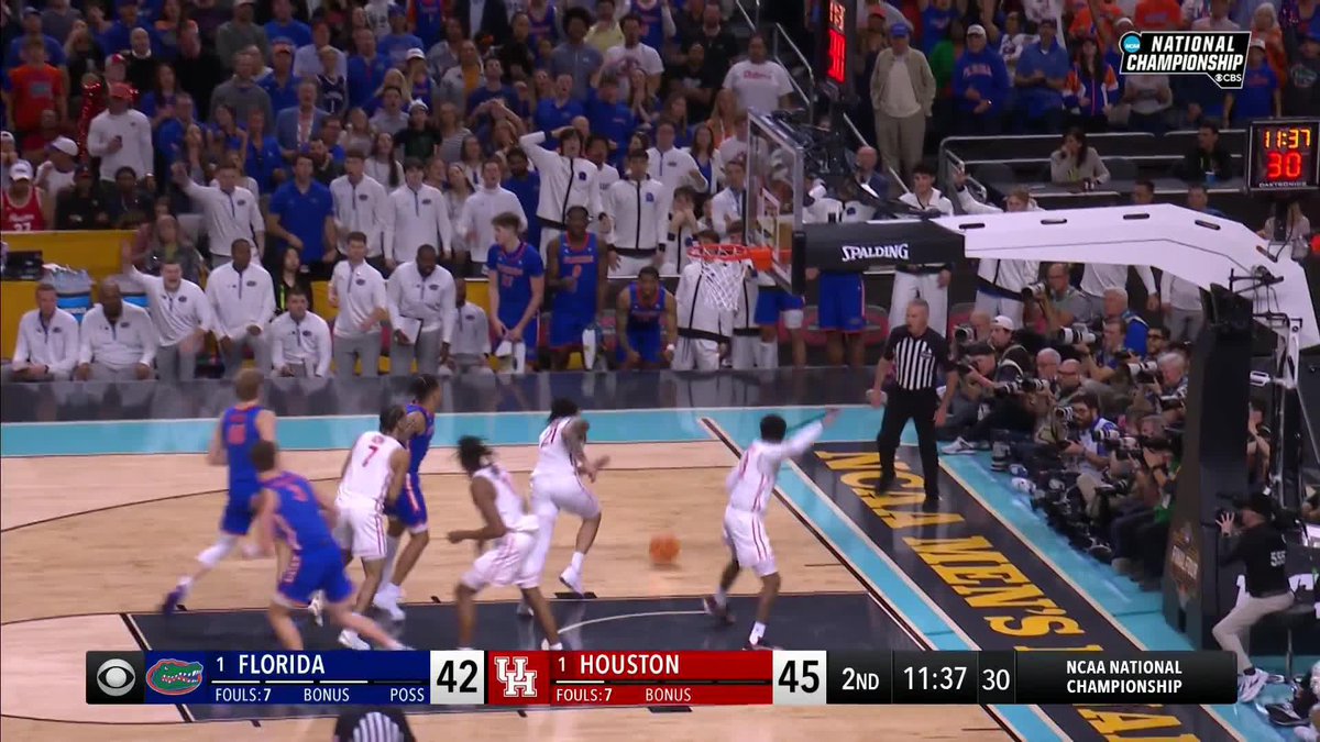 BIG answer from Cryer to end the Gators' 8-0 run 👀 #MarchMadness Houston Men's Hoops 🏀 🐾