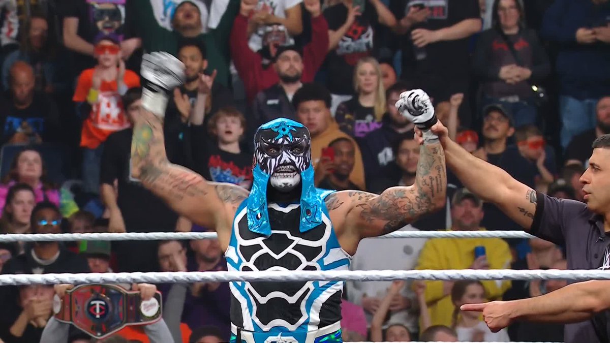 Penta vence a Dominik en #WWERaw