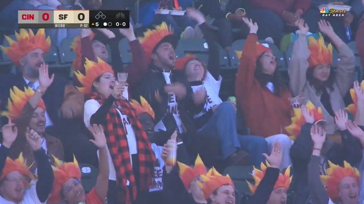 Jung Hoo Lee is flashing the leather tonight! And his fan club is loving it 😂