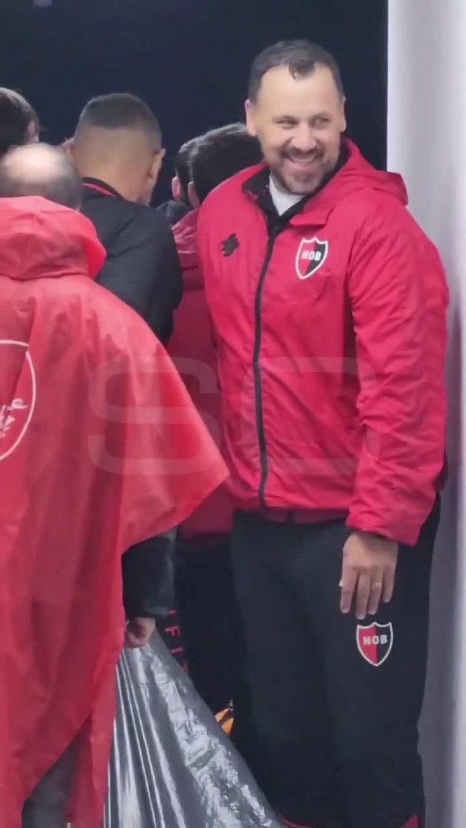 EL HOMBRE QUE LE CAMBIÓ LA CARA A NEWELL´S: plena sonrisa del Ogro en un vestuario de fiesta de Newell´s.