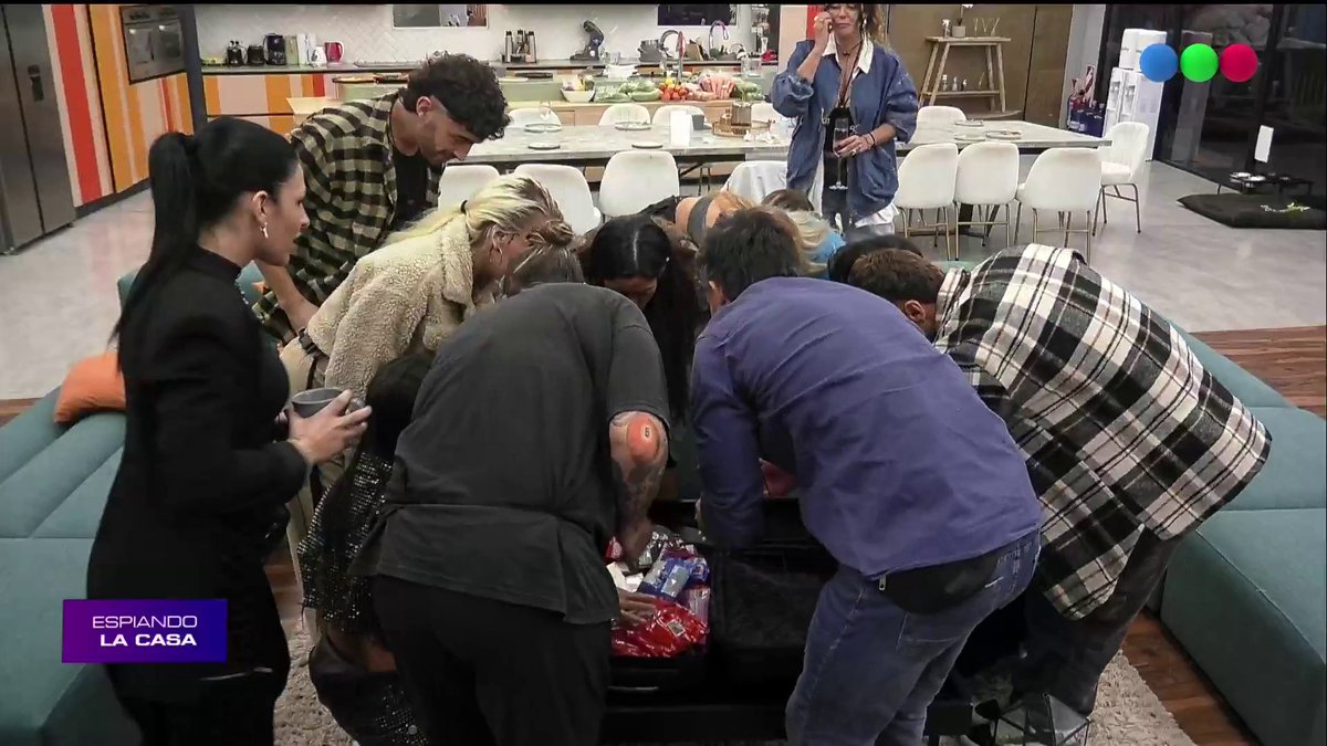 ¡AL FIN! La alegría es total 💥Abrieron la valija y estaba llena de cosas ricas 🍬 👁 Mirá #GranHermano en y espiá la casa GRATIS las 24 horas por DIRECTV LatinAmerica DGO