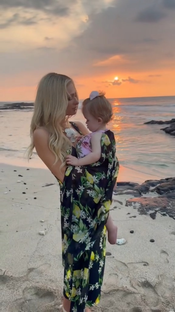 Me and my #Ohana 🥹🌺 We had such a fun time in Hawaii, playing on the beach and in the waves with my #CutesieCrew was such a special, unforgettable experience. My heart is so full and I’m so excited for the lifetime of family fun thats ahead of us 🥰 #Aloha for now Kona! 🏝️💕