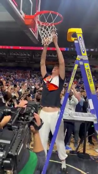 Florida's 7'9" center Olivier Rioux cut down the net without a ladder again ✂️ (via Arash Markazi)