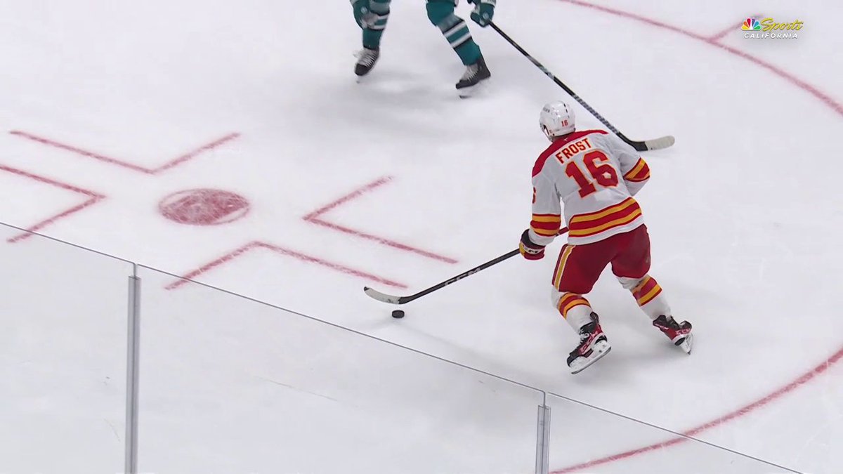 A HUGE goal for the Calgary Flames! 🔥 They've come back to take the lead! 📺: Sportsnet or stream on Sportsnet+ ➡️