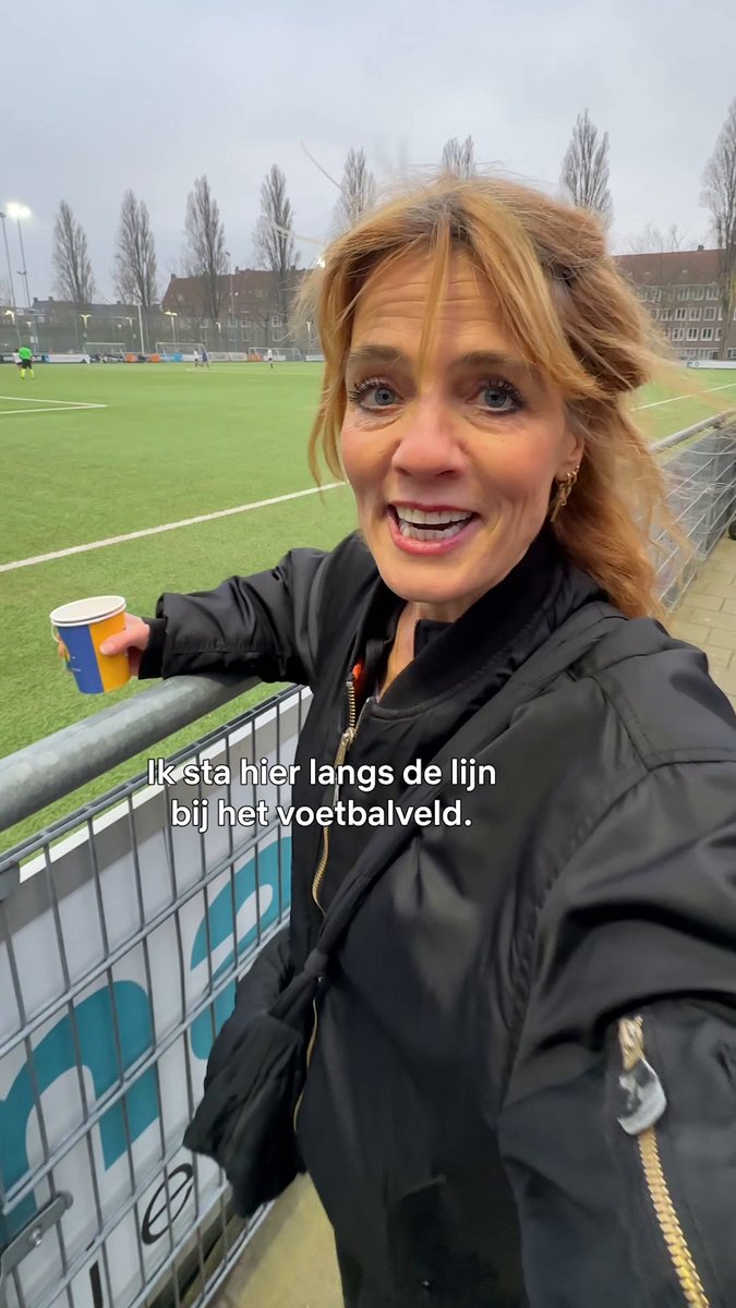 Fanatieke ouders, ongemakkelijke zaterdagen en héél veel herkenbaarheid. De nieuwe serie Voetbalouders is vanaf 16 mei te zien.
