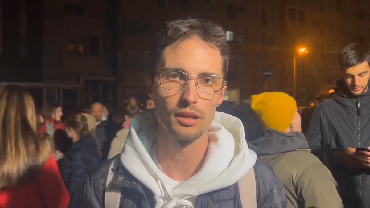 Stefan Radojičić, student Saobraćajnog fakulteta u Beogradu, koji je priveden u ponedeljak u večernjim satima, rekao je za N1 da je bio odveden na razgovor u Policijsku stanicu Savski venac.