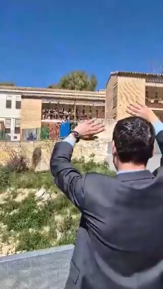 Acabo de vivir un momento de los que no se olvidan. Al acabar la inauguración de un nuevo centro de salud en Jaén, he escuchado sus voces desde el colegio de al lado. Me han pedido que les fuera a saludar y tenía que acercarme. Son encantadores. ¡GRACIAS de corazón! ☺️😍