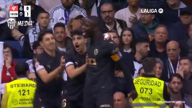 ¿Cómo de alto gritaste este gol? 🔊🦇🙌🏼 🎯 Mouctar Diakhaby #RealMadridValencia #LaLigaHighlights #ADNVCF