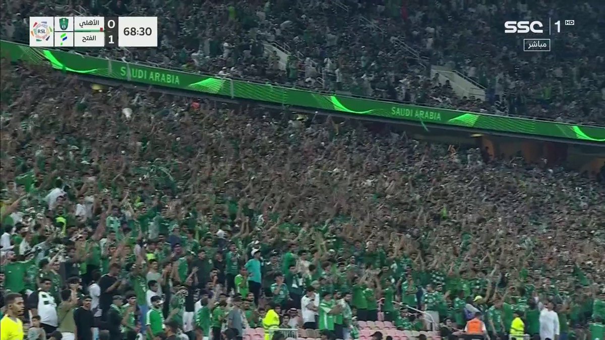 عدم علمك بالشيء لا يعني عدم وجوده إذا كان جمهور #الاتحاد يسكت المعلق طربا .. فـ جمهور #الأهلي يسكته ويحيله إلى مشجع مفتون يردد: الله الله الله رغم أن أهلينا متأخر بهدف اخلع النظارة الصفراء والسوداء واستمتع معنا بالمدرج الأعظم تاثيراً 💚👇