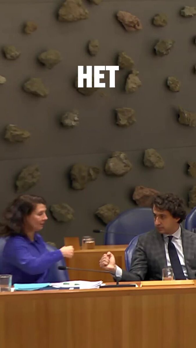 De Kamer stemt VOOR onze wet met Partij voor de Dieren voor een landelijk verbod op consumentenvuurwerk! We houden het aftellen, de bubbels en de oliebollen, maar laten het geweld tegen hulpverleners en de fysieke letsels achter ons. De tijd voor een nieuwe vuurwerktraditie is nu! 🎆