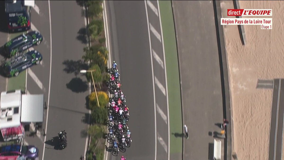 Sam Bennett remporte la première étape du Région Pays de la Loire Tour ! Parfaitement lancé, le sprinteur irlandais de l'équipe Decathlon-AG2R La Mondiale lève les bras à La Baule-Escoublac et prend le maillot de leader. #lequipeVELO