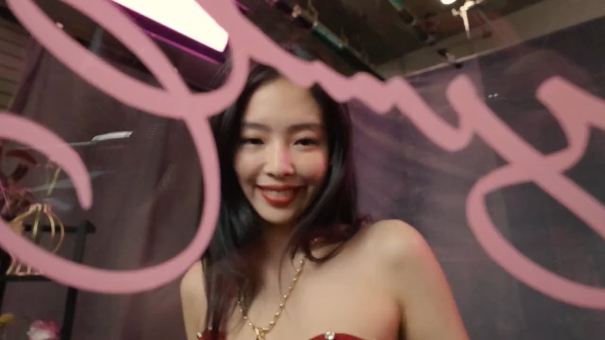 .JENNIE shares a love letter to YOU and signs Billboard’s camera from backstage at #BBWomenInMusic ✍️ XOXO, our GLOBAL FORCE 💋
