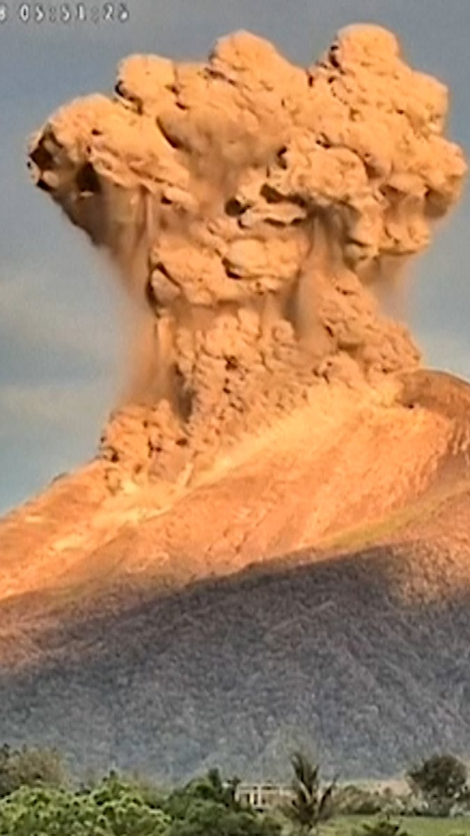 VIDEO: 🇵🇭 Volcano in Philippines sends ash 4km into the air Kanlaon volcano's eruption prompted calls for local school cancellations. One of 24 active volcanoes in the Southeast Asian nation, it erupted in December, prompting the evacuation of surrounding villages #AFPVertical