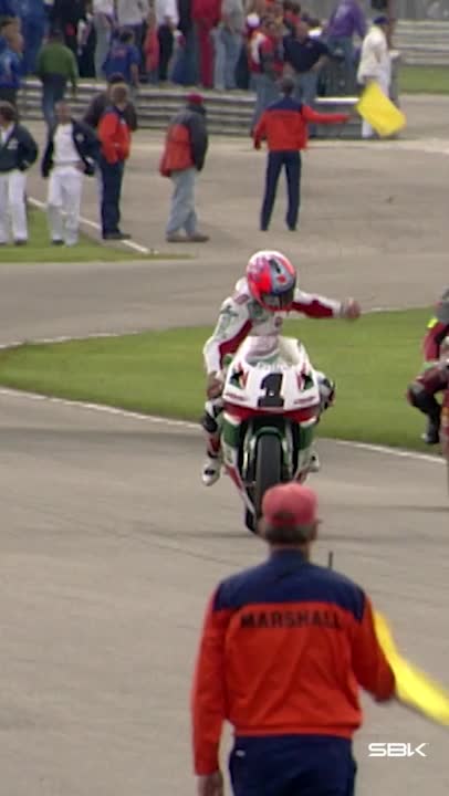 What a way to claim a victory 🤯 In 1996, Carl Fogarty took his 6th straight win at Assen in a CRAZY final chicane drama 😮‍💨 A proper classic for you to enjoy 🎞️ #DutchWorldSBK 🇳🇱 #WorldSBK