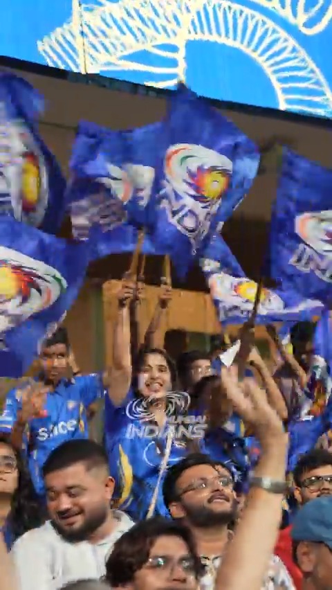 Wankhede was at its 𝗘𝗟𝗘𝗖𝗧𝗥𝗜𝗙𝗬𝗜𝗡𝗚 𝗕𝗘𝗦𝗧 last night 😍💙 Paltan, you were unmatched last night 🫶 #MumbaiIndians #PlayLikeMumbai #TATAIPL #MIvRCB