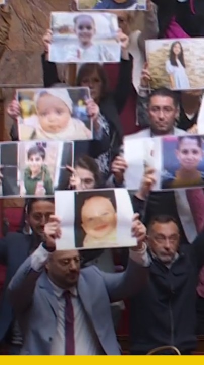 Des députés de La France insoumise brandissent des photos d'enfants gazaouis à l'Assemblée nationale