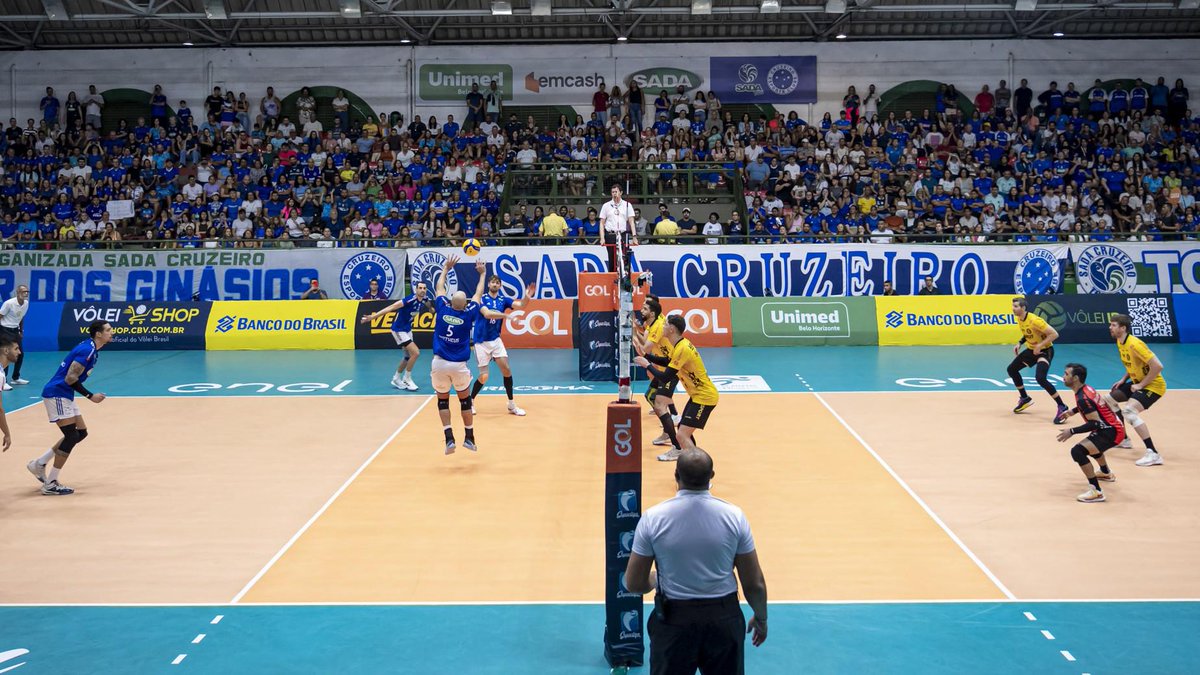 SUPERLIGA 🇧🇷 PLAYOFFS – 47 SECONDS OF MADNESS! 🔥 So rare in men's volleyball. 🕒 This mega rally had it all – powerful attacks, blocks, insane defense, pure heart from Guarulhos and Sada Cruzeiro. Feel the energy. 💥 📹: SporTV/VBTV 🏐 #Volleyball #Volei #Superliga #Brasil