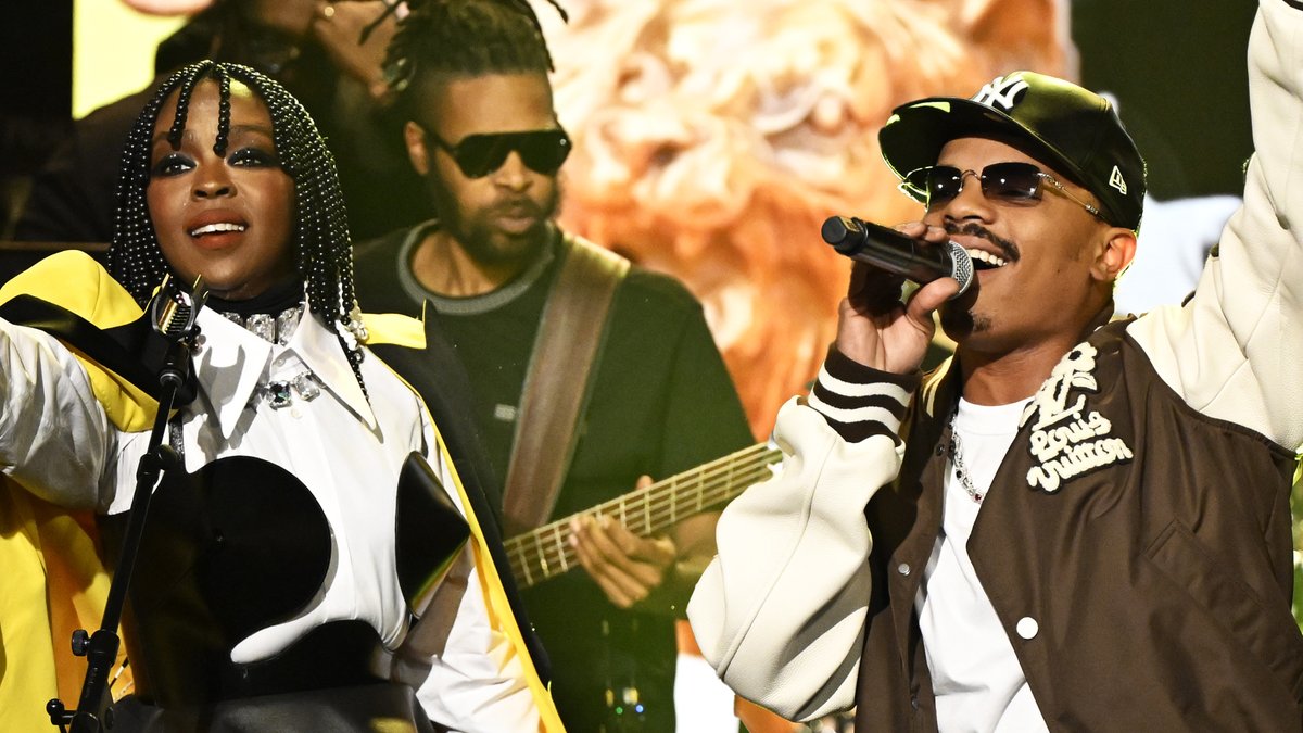 Lauryn Hill e seu filho YG Marley performando "Ex Factor" e "Survival" ao vivo