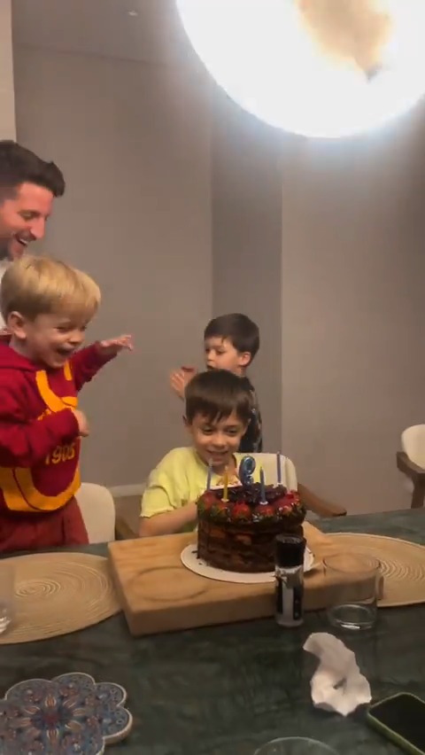 🦁💛❤️ Ciro Mertens, Galatasaray üstünü çıkarmıyor.