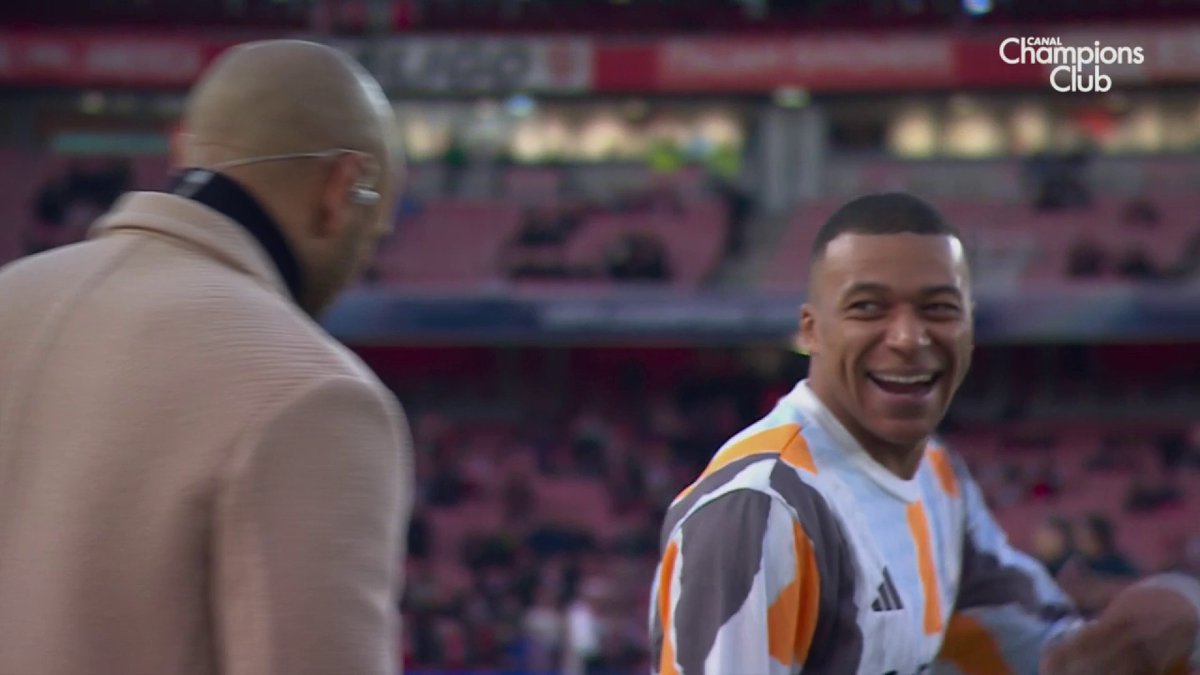 Le gros câlin entre Kylian Mbappé et Thierry Henry 🇫🇷🥰 🎥 CANAL+ Foot