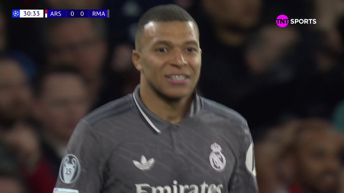 O Mbappé tem um vício muito grande em finalizar com pé dominante nessas situações aqui. Essa é a diferença entre o patamar dele pro de lendas como o CR7. Aqui, o Cristiano mandaria um foguete de canhota com bola e goleiro entrando na rede!