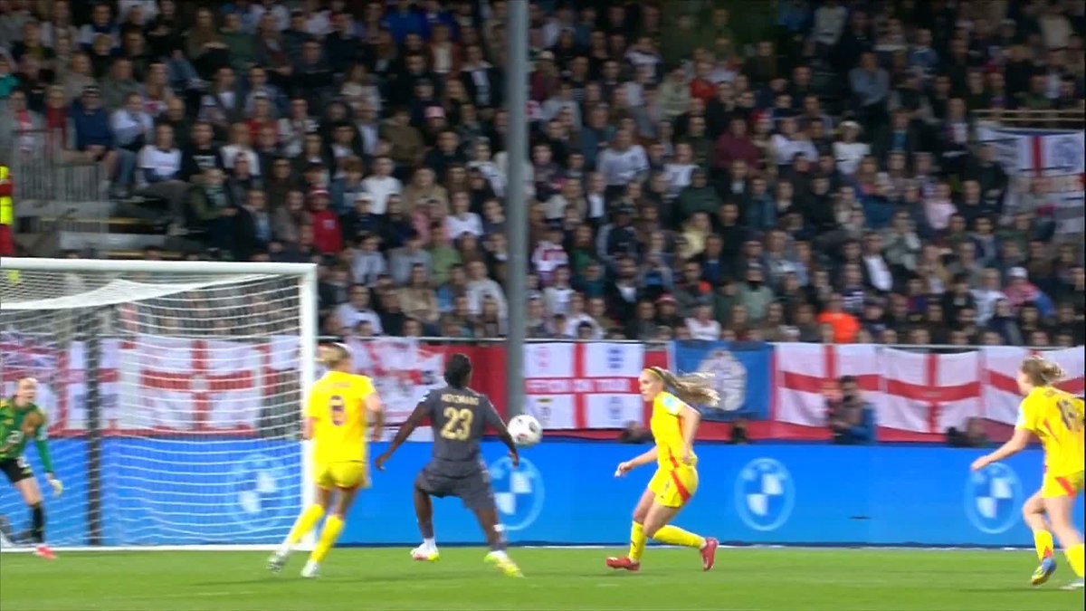 WHAT A WAY TO INTRODUCE YOURSELF!! 🤩🏴󠁧󠁢󠁥󠁮󠁧󠁿 Michelle Agyemang with a BEAUTY! ✨ England are right back in this one... #ITVFootball | #UWNL