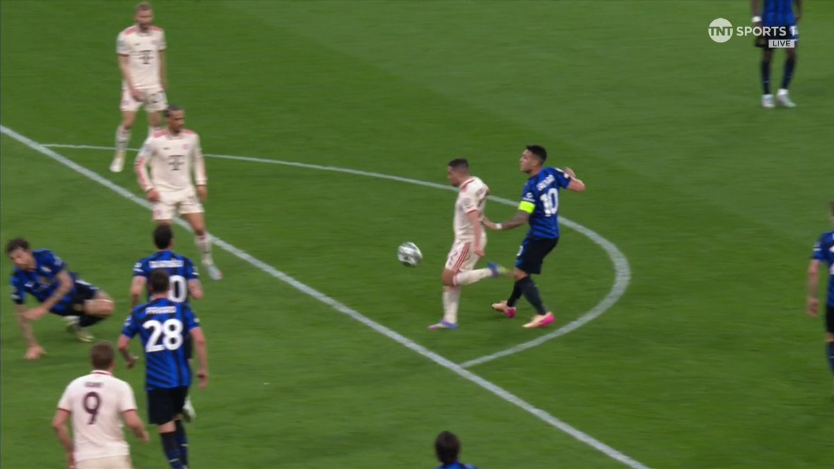 SO CLOSE! 🤏 Bayern come close to levelling the game up, as Guerreiro's volley JUST finds its way over the bar 💥 📺 TNT Sports &amp; discovery+ UK