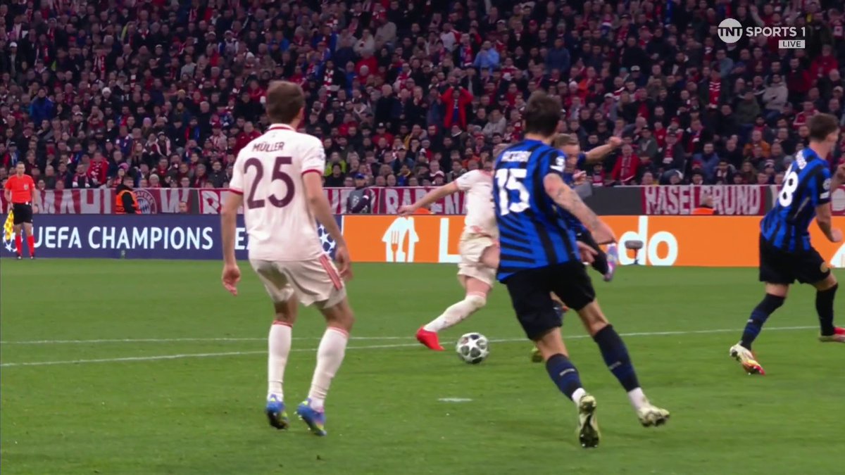 Wide from Kane! 😫 Is that the chance for the England striker, as he screws his effort wide from Laimer's pull back... still 1-0 to Inter ⚽️ 📺 TNT Sports & discovery+ UK