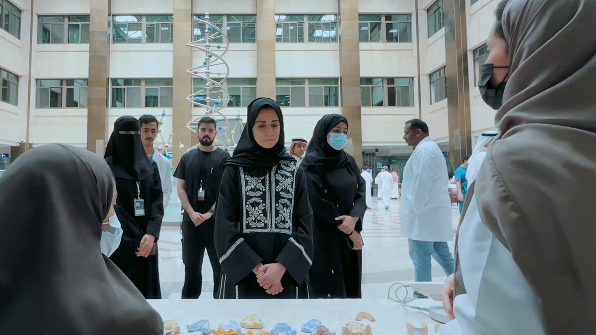 دشنت عميدة كلية طب الأسنان بـ #جامعة_الإمام_عبدالرحمن_بن_فيصل أ.د.جيهان الحميد فعالية ▫️اليوم العالمي لصحة الفم والأسنان▫️ والتي نظمتها الكلية بالتعاون مع كلية الصيدلة الإكلينيكية، وكلية العلوم الطبية التطبيقية، وكلية الصحة العامة بمشاركة طلاب وطالبات الكليات من خلال الأركان التي تعنى بطب الفم والأسنان وكذلك الجوانب الطبية والصحية المختلفة، حيث أقيمت المناسبة في بهو الكليات الصحية بالجامعة .