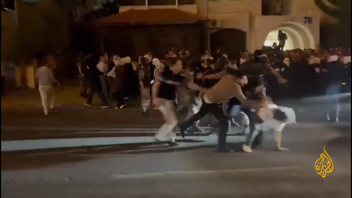 قوات الأمن الأردني تمنع محتجين من الوصول إلى محيط السفارة الإسرائيلية في #عمّان للتنديد بالحرب على غزة #حرب_غزة