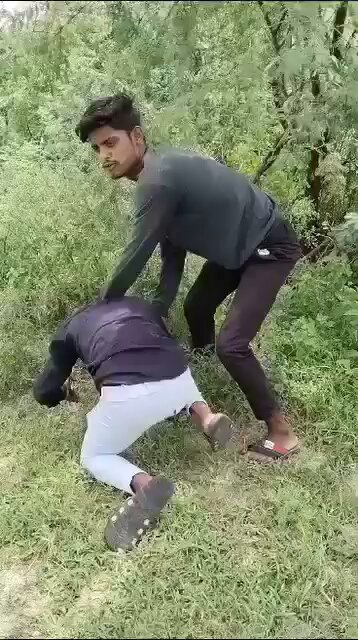 जय श्री राम बोलो जय श्री राम बोलो... चमारों का बाप है ठाकुर, बोलो चमारों का बाप ठाकुर हैं। इस तरह से धर्म और जाति के रक्षा करते हुए मुगल पुत्र। यह वीडियो कहां का है कोई बताएगा क्या🤔