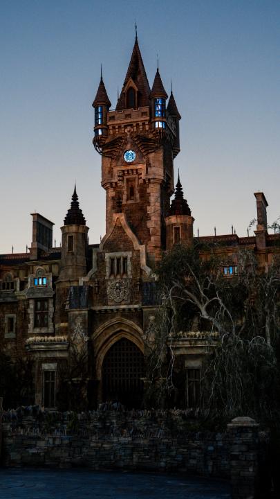New look at the animatronics inside the ‘Monsters: Unchained’ ride at Epic Universe in Orlando. Guests will meet Dr. Victoria Frankenstein, the great-granddaughter of Dr. Frankenstein, who unleashes the rest of the classic Universal Monsters.