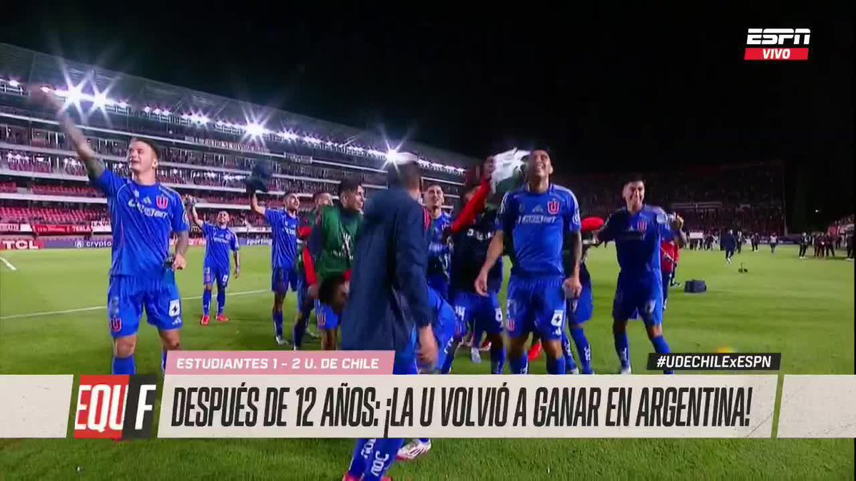 ¡FIESTA TOTAL DEL ROMÁNTICO VIAJERO EN EL UNO DE LA PLATA! #ESPNEquipoFChile Así festejaron los jugadores de #UdeChile con la hinchada estudiantil el triunfazo sobre #Estudiantes por la CONMEBOL #Libertadores.