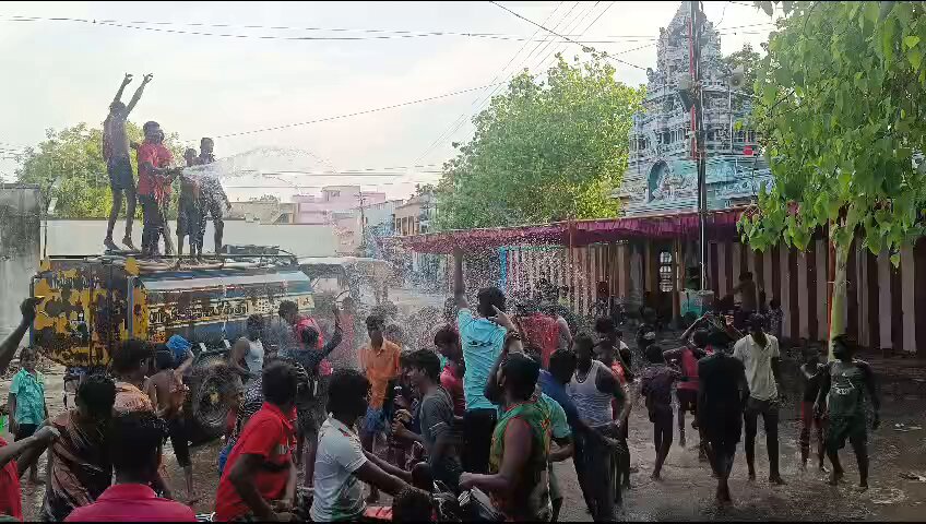 சிவகாசி கோயில் திருவிழாவில் தலைவர் பாடல் போட்டு நடனமாடிய இளைய பிள்ளைகள்! அண்ணன் சீமான் பற்றவைத்த நெருப்பு!!