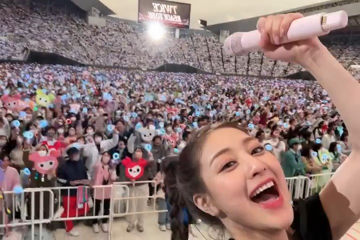 i will only comment about this one time because i dont really care for fanwars like this but…saying twice couldnt command a crowd is something a person who has never been to a single twice concert would say. twice concert is always immaculate 😭