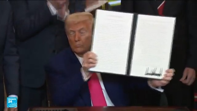 دخلت الرسوم الجمركية الإضافية التي فرضها الرئيس الأمريكي دونالد ترامب على واردات نحو 60 دولة حيز التنفيذ الأربعاء، مع استهداف الصين بشكل خاص إذ باتت منتجاتها تخضع الآن لضريبة نسبتها 104%. متابعة مباشرة لآخر التطورات ⬅️