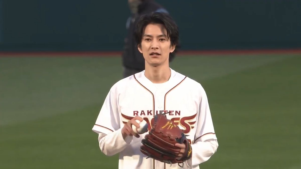今日の始球式は仙台市出身の俳優、 #渡邊圭祐 さんでした⚾️ 少し緊張気味に深呼吸をして、 変則フォームからの投球を見せてくれました👏 #RakutenEagles #キ!