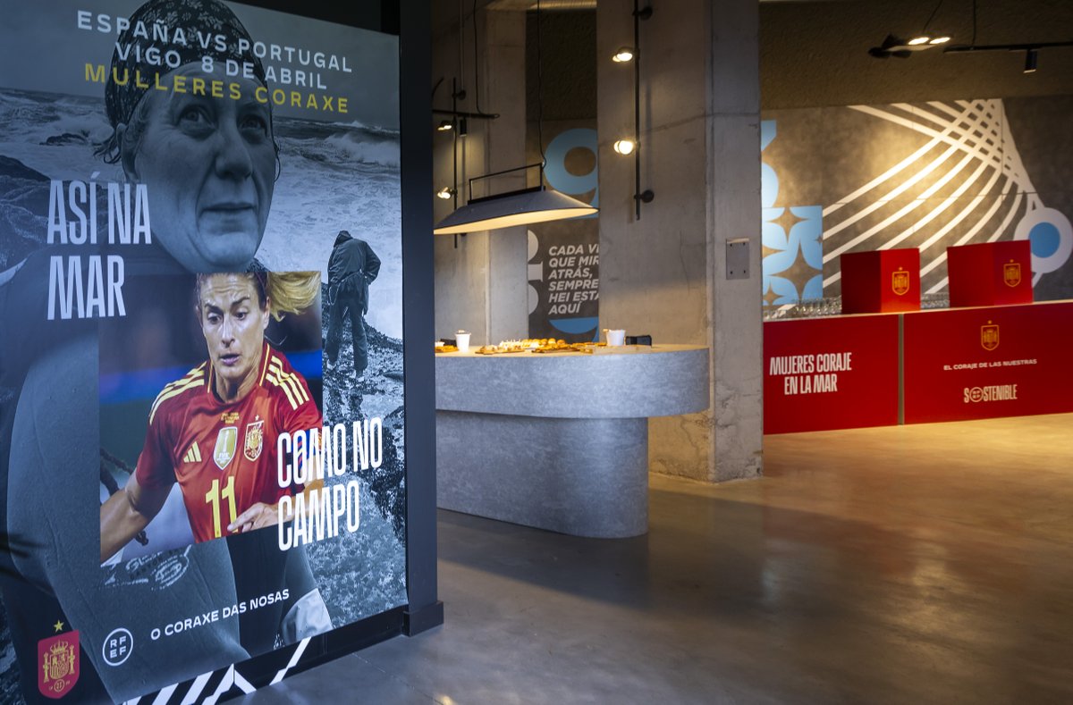 ๐ "Palco mariscadoras" se convierte en el espacio para el homenaje de la RFEF a las mujeres gallegas. ๐ช๐ธ El partido de la @SeFutbolFem en Vigo se convierte en un altavoz de inclusiรณn, igualdad y compromiso social. โน๏ธ