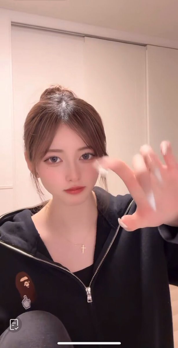 好評だったので片手verを投稿します！ 感想やコメントいただけると嬉しいです！ちなみに両手は倍やばいです笑 もちろんこの方以外にもおよそ100名ほどのこんな感じのこちょこちょポーズがあるので、気になる方は是非dmください！ その際固定ツイートを見てからお願いいたします🙇