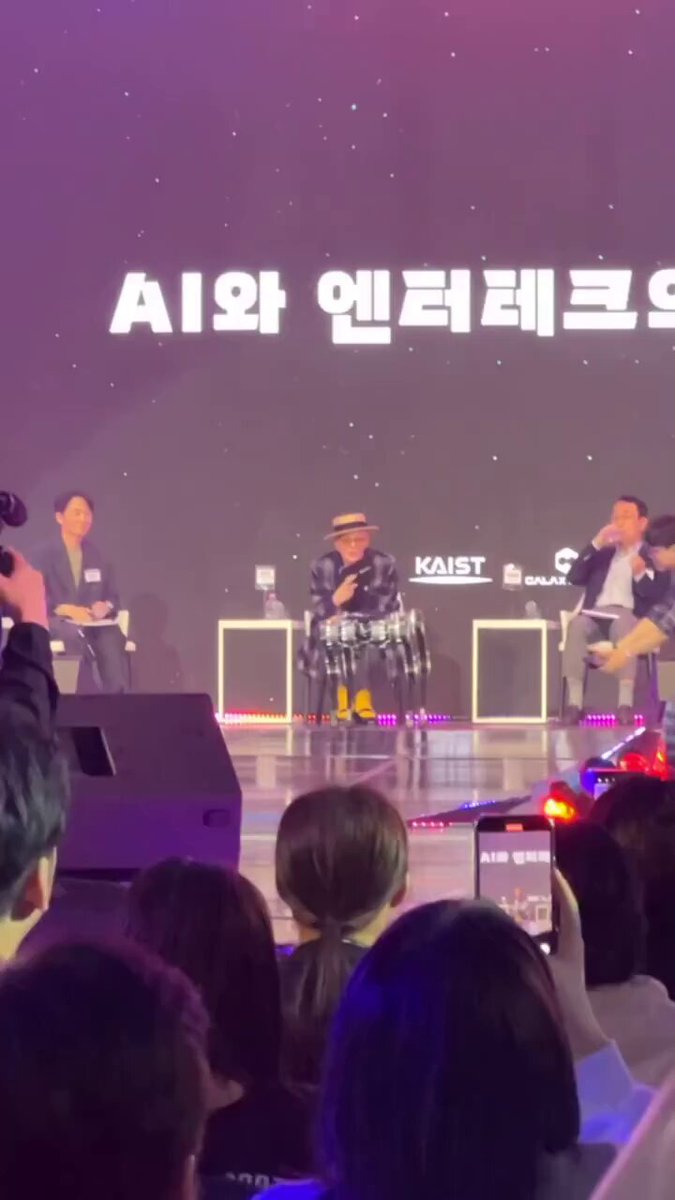 G-DRAGON watching the robot dance to “POWER” during INNOVATE KOREA at KAIST! 😂 #GDRAGONxKAIST #GDRAGON #GD #지드래곤