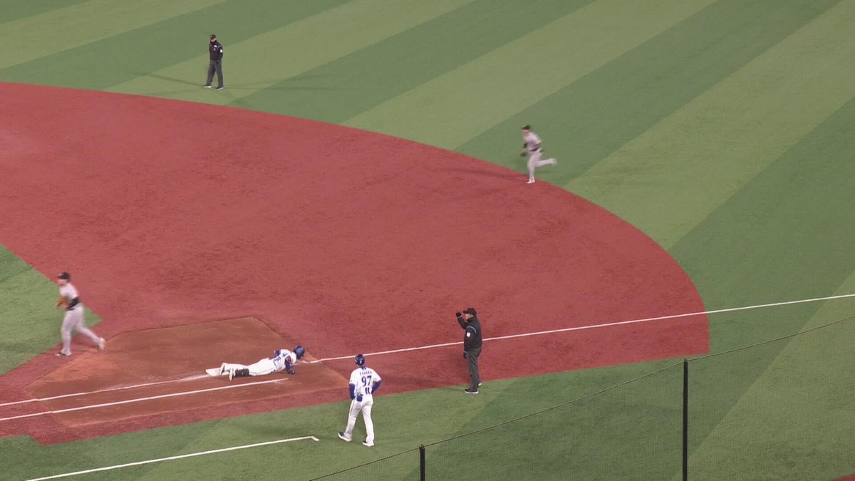 MLBなら、退場処分を受けてもおかしくない度会くん。