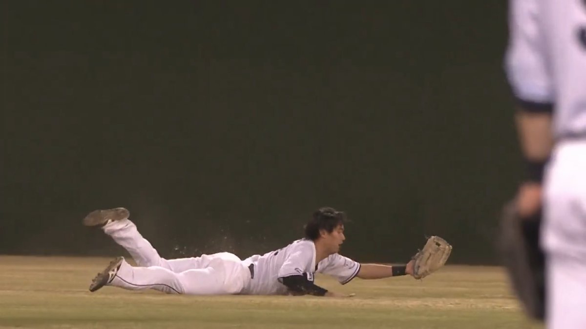 埼玉西武 #西川愛也 選手の超ファインプレー🔥 #甲斐野央 投手と #中村剛也 選手も拍手👏 #seibulions 👇ライブ配信はこちら