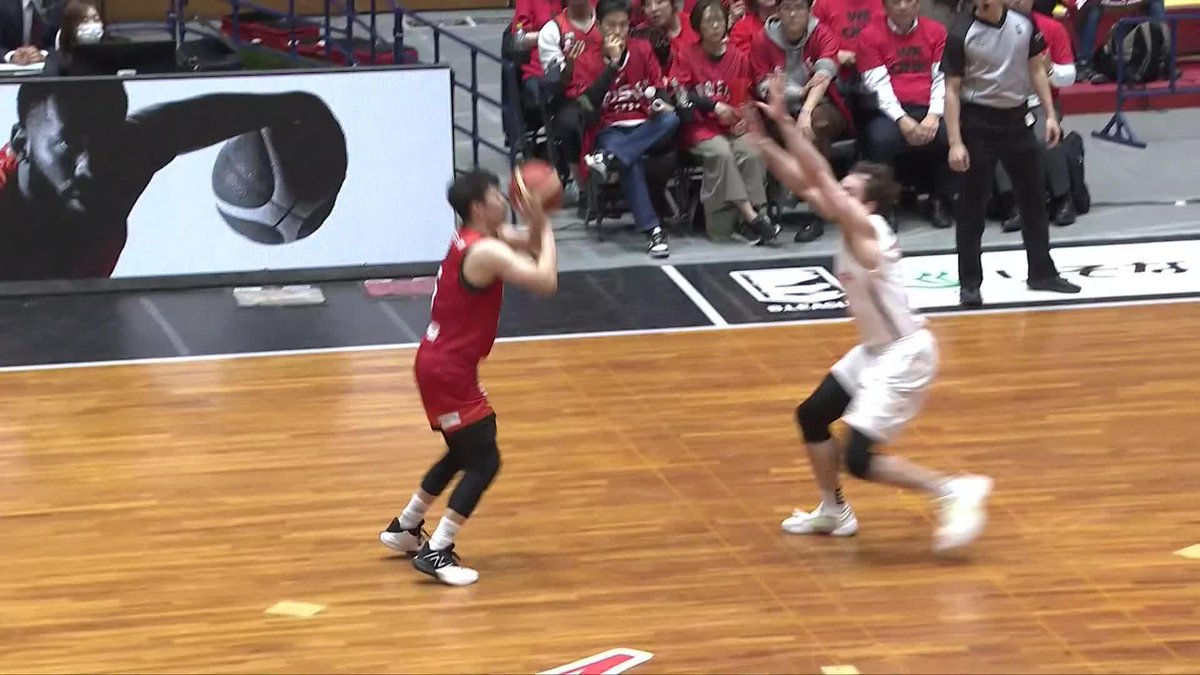 この距離は彼にとっては当たり前🤦‍♂️ 三遠#5 大浦のブザビディープスリー！ 大浦颯太 三遠ネオフェニックス🐤🔥SAN-EN NEOPHOENIX 📡バスケットLIVEで生配信中 #Bリーグ #りそなグループ