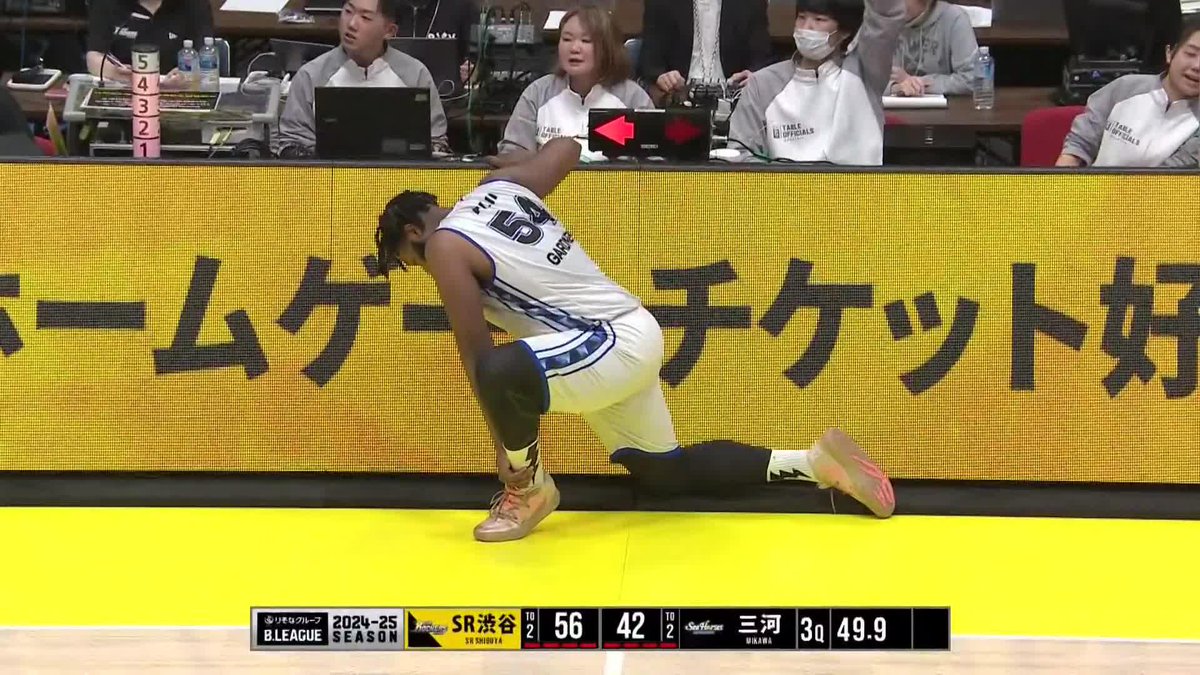 #16 西田公陽、意地のリバウンド奪取からのフリースロー獲得🔥 #54 ダバンテ・ガードナーも気持ちを見せて必勝体勢💪 3Q 残り0:48 SR渋谷 56-42 三河 📡B.LEAGUE全試合見放題なのは「バスケットLIVE」だけ! #シーホース三河 #超えていけ