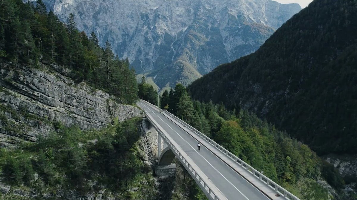 🚴‍♂️ Érezze a szelet, vegye be a kanyarokat, suhanjon át Szlovénia lenyűgöző ellentétei között, a hegyi utaktól a macskaköves városi utcákig. Izgalom és lendület, itt minden út egy történetet mesél. #ifeelsLOVEnia #myway #sloveniaoutdoor