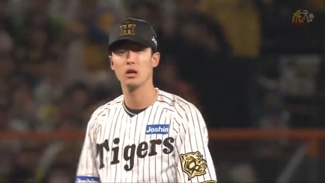 8回表、ヒットコースの打球を小幡選手がダイビングキャッチ！守備から流れを変えたい！ #hanshin #虎テレ #阪神タイガース #鼓動を鳴らせ_虎道を進め