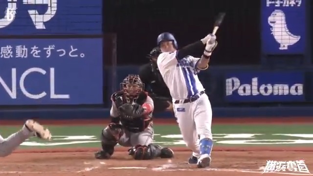 力強く振り抜いた打球はライトスタンドへ！🌈 #牧秀悟 選手の3号3ランで追い上げる⤴️ 9回裏 DB 3 - 6 G #横浜奪首 #baystars
