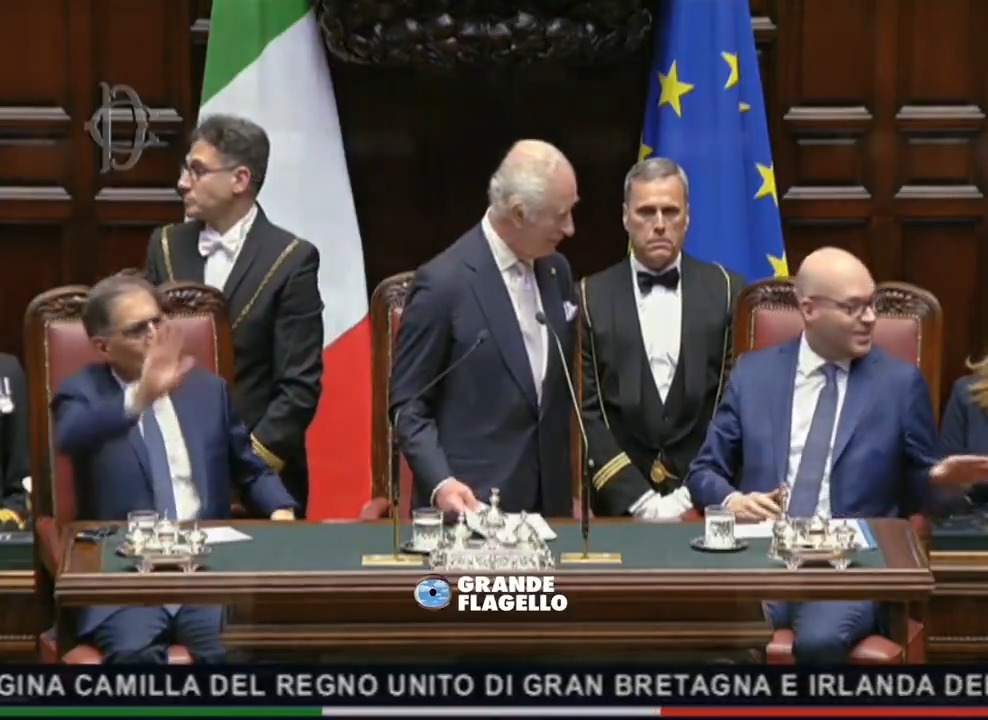 "La cerimonia è terminata". Lo speaker interrompe per sbaglio il discorso di Re Carlo e lui scherza "mi avvio alla conclusione" 💀