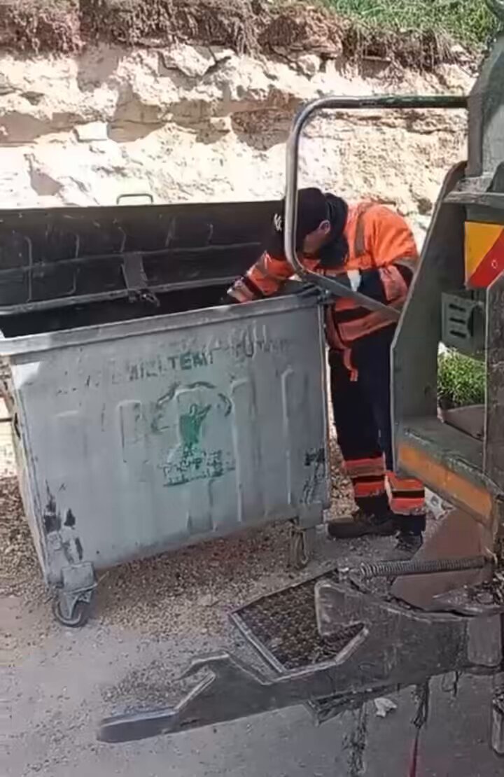 Gaziantep’te bir temizlik işçisi.
